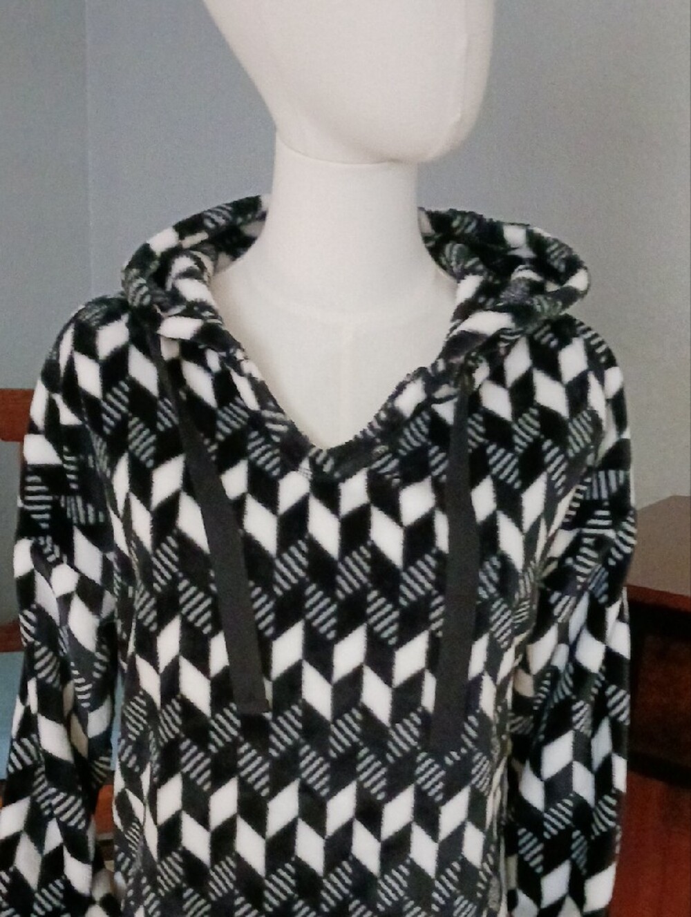 Vera Bradley Black & White Geometric Hooded Pullover - Picture 4 of 12